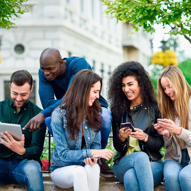 Amigos viendo sus celulares y riendo